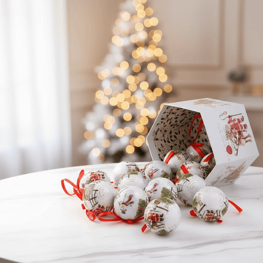 conjunto com 14 bolas Papai Noel 8 cm sobre a mesa com caixa