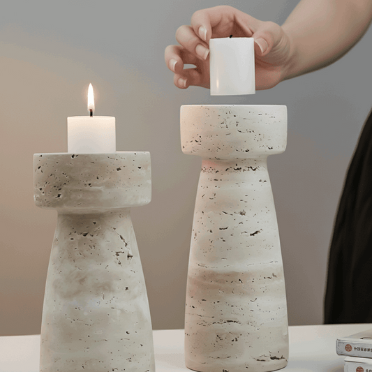 Castiçal travertino grande 8,5 × 22 cm, textura natural e base estável para composições elegantes