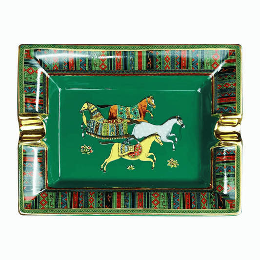 Detalhe do cinzeiro de cerâmica verde com acabamento premium e formato sofisticado Casa Vértice