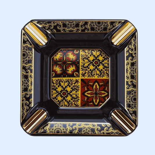 Cinzeiro luxo decorativo preto com detalhes dourados sobre mesa de madeira