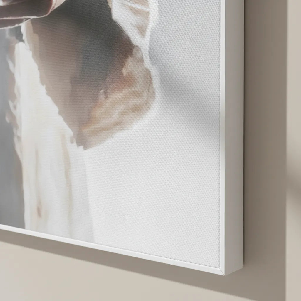 Close-up detalhado do canto de um quadro decorativo em canvas premium 100% algodão, mostrando a trama do tecido e o acabamento de borda infinita com a imagem da mão de Cristo estendida.