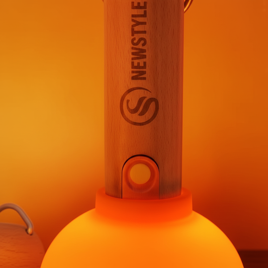 Close-up do cabo de madeira natural e botão de ligar da luminária Plunger Fun.