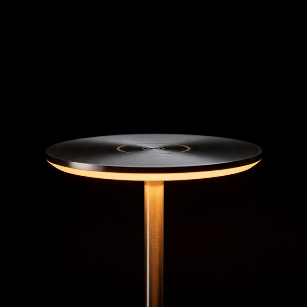 Close-up do topo plano em alumínio e luz LED confortável da luminária Halo