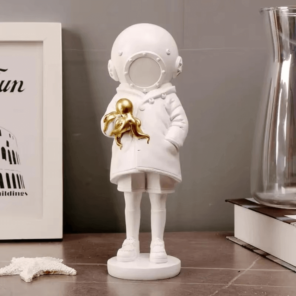 Estatueta astronauta mergulhador segurando polvo dourado resina branca Casa Vértice