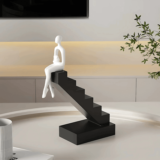Estatueta minimalista figura sentada escada resina branca preta arte contemporânea Casa Vértice