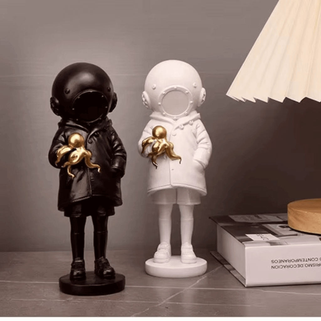 Estatueta mergulhador espacial polvo dourado comparação cores branco preto Casa Vértice