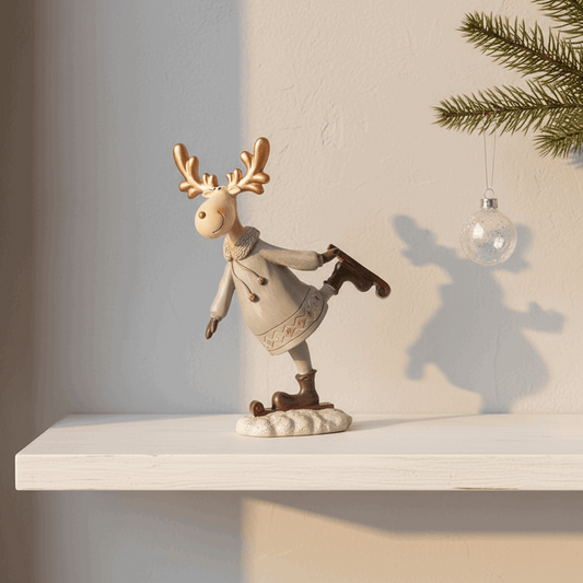 enfeite de Natal rena patinando em resina sobre prateleira branca