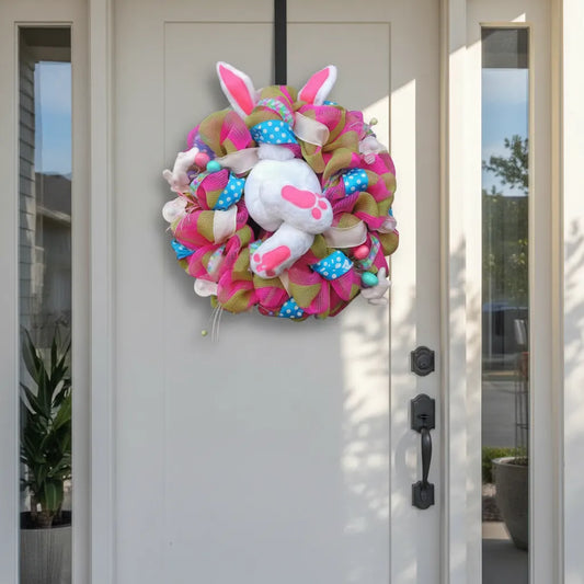 Guirlanda de páscoa colorida bunny butt 55cm em porta de entrada moderna.