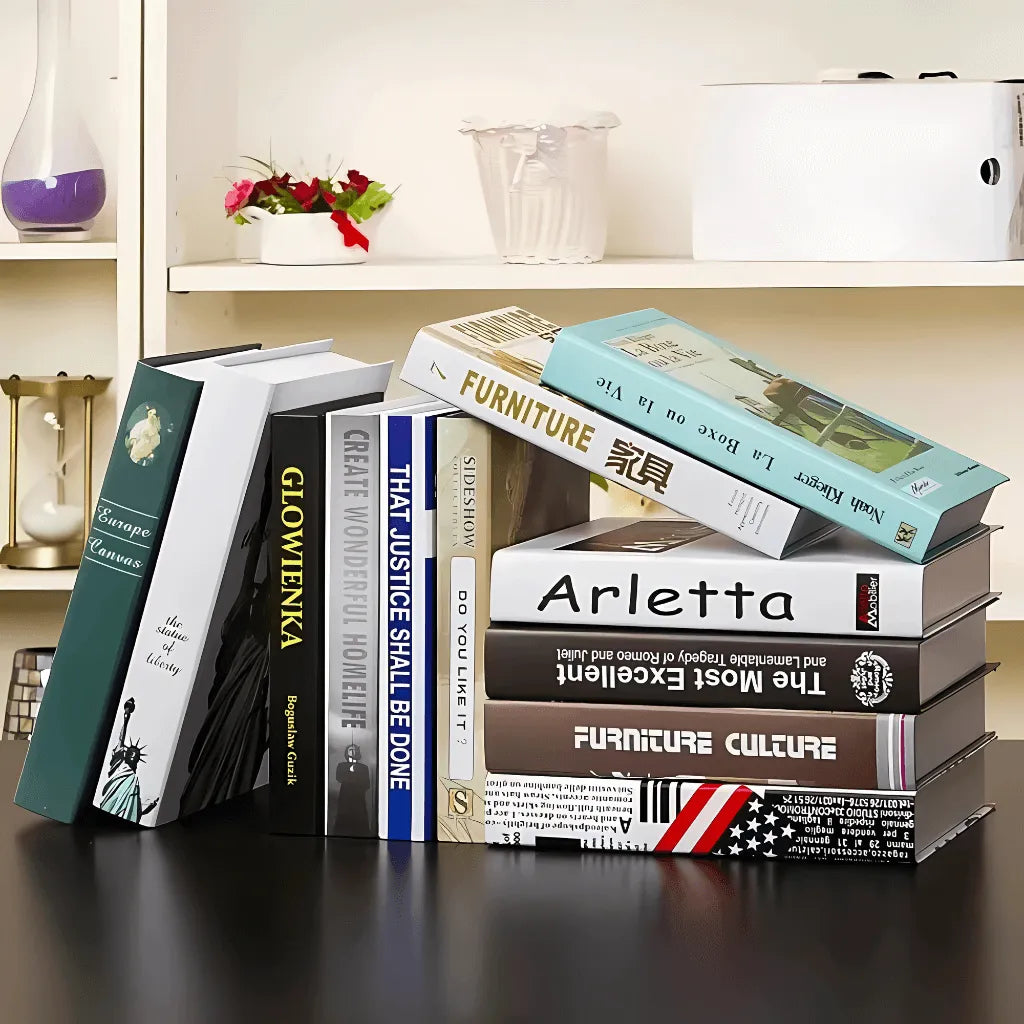 Detalhe das capas e textura fosca dos livros decorativos estilo coffee table books da Casa Vértice.