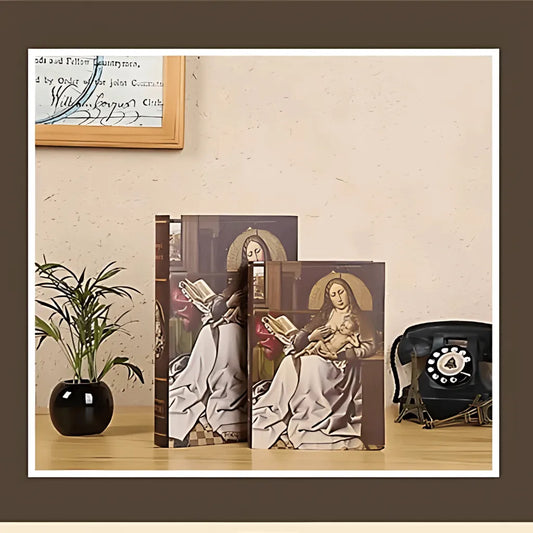 Detalhe lateral da lombada e textura do livro decorativo personagens.