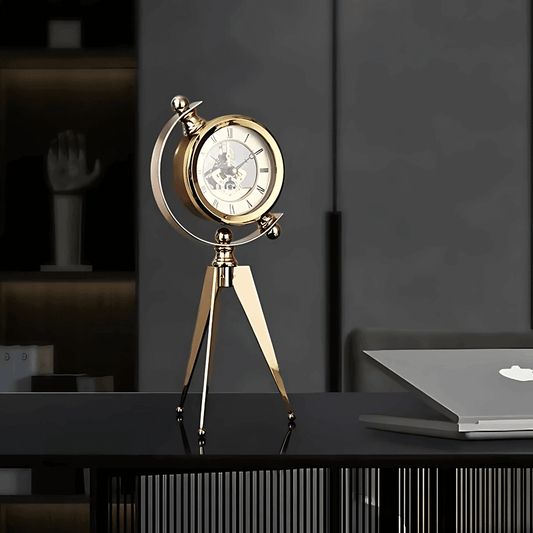 Detalhe do relógio de mesa dourado com movimento de quartzo preciso Casa Vértice