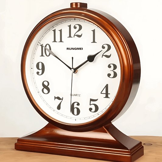 Detalhe do relógio de mesa vintage quartzo silencioso acabamento retrô Casa Vértice