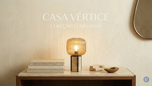 Destaque da Coleção Luminárias da Casa Vértice: iluminação escultural de alto padrão com design orgânico e materiais nobres para decoração de interiores sofisticada.