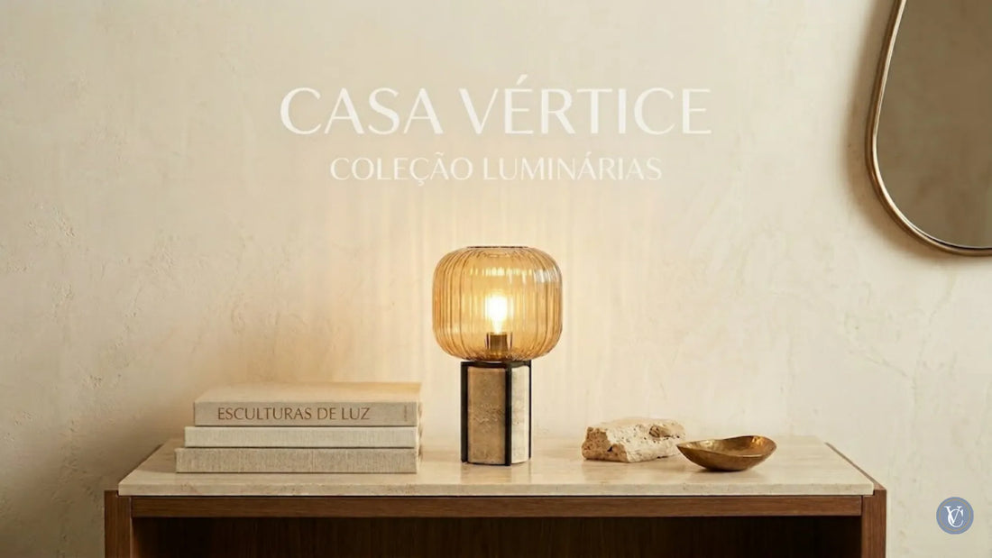 Destaque da Coleção Luminárias da Casa Vértice: iluminação escultural de alto padrão com design orgânico e materiais nobres para decoração de interiores sofisticada.