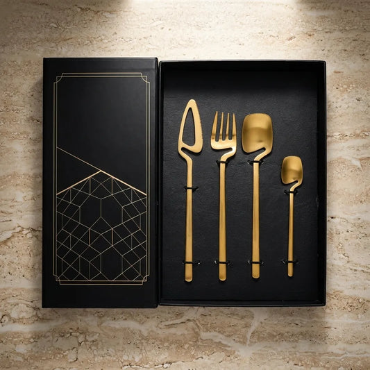 Embalagem premium preta e dourada aberta revelando o faqueiro arquitetural, ideal para presente Casa Vértice.