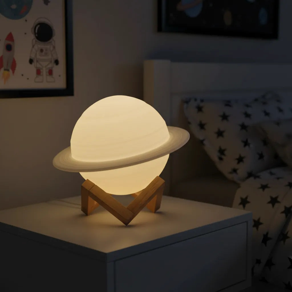 Luminária Orbit Saturn com luz amarela suave sobre mesa de cabeceira.