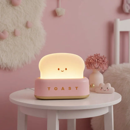 Luminária Toast Joy rosa pastel decorando mesa de cabeceira em quarto feminino.