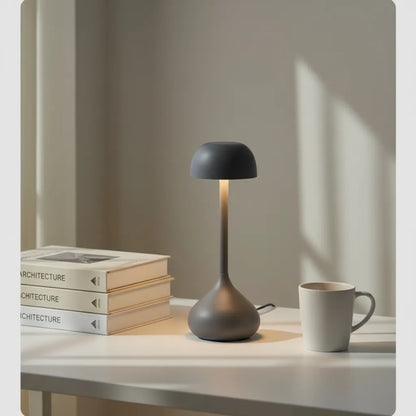 Luminária de mesa cinza chumbo Mushroom Touch em escritório moderno.