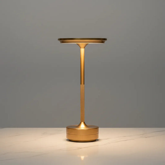 Luminária de mesa sem fio Halo Minimalist dourada em ambiente de mármore sofisticado.