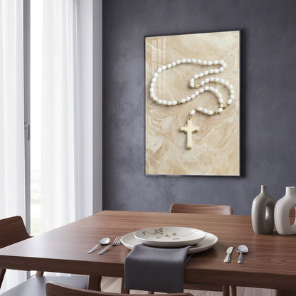 Quadro decorativo A Chaga da Graça ambientado em sala de jantar luxuosa com Travertino texturizado, painéis de freijó e vasos regionais 