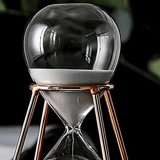 Ampulheta decorativa geométrica estrutura dourada vidro transparente Casa Vértice