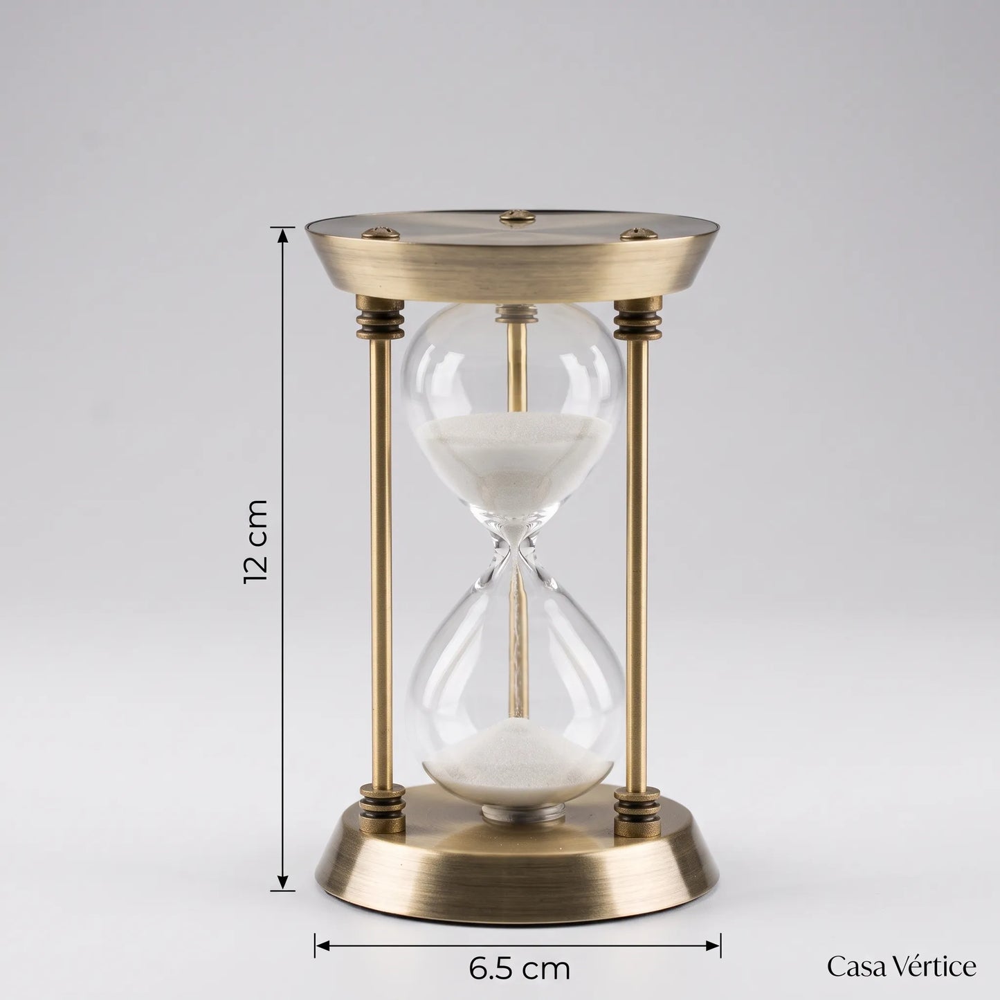 Ampulheta decorativa em metal latão escovado com indicação gráfica de medidas: 12 cm de altura e 6.5 cm de base, Casa Vértice.