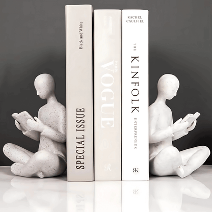 Escultura minimalista leitor contemplação resina arte biblioteca Casa Vértice