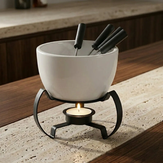 Aparelho de fondue em cerâmica branca mate com suporte de ferro curly sobre mármore travertino e nogueira, curadoria Casa Vértice.