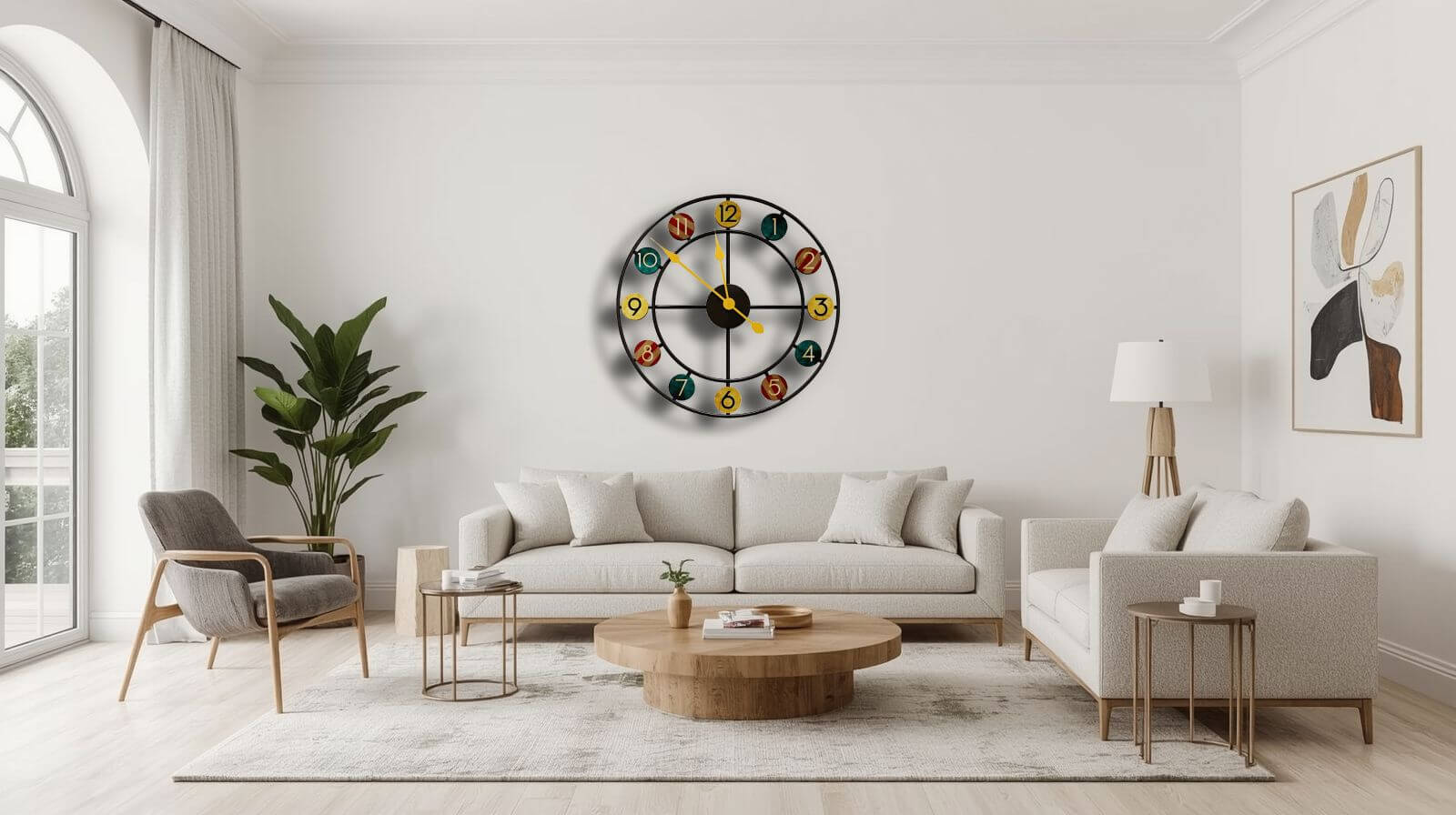 editorial de sala de estar com decoração de parede sofisticada, incluindo quadros abstratos e relógio moderno em estilo minimalista, Casa Vértice Home Decor.