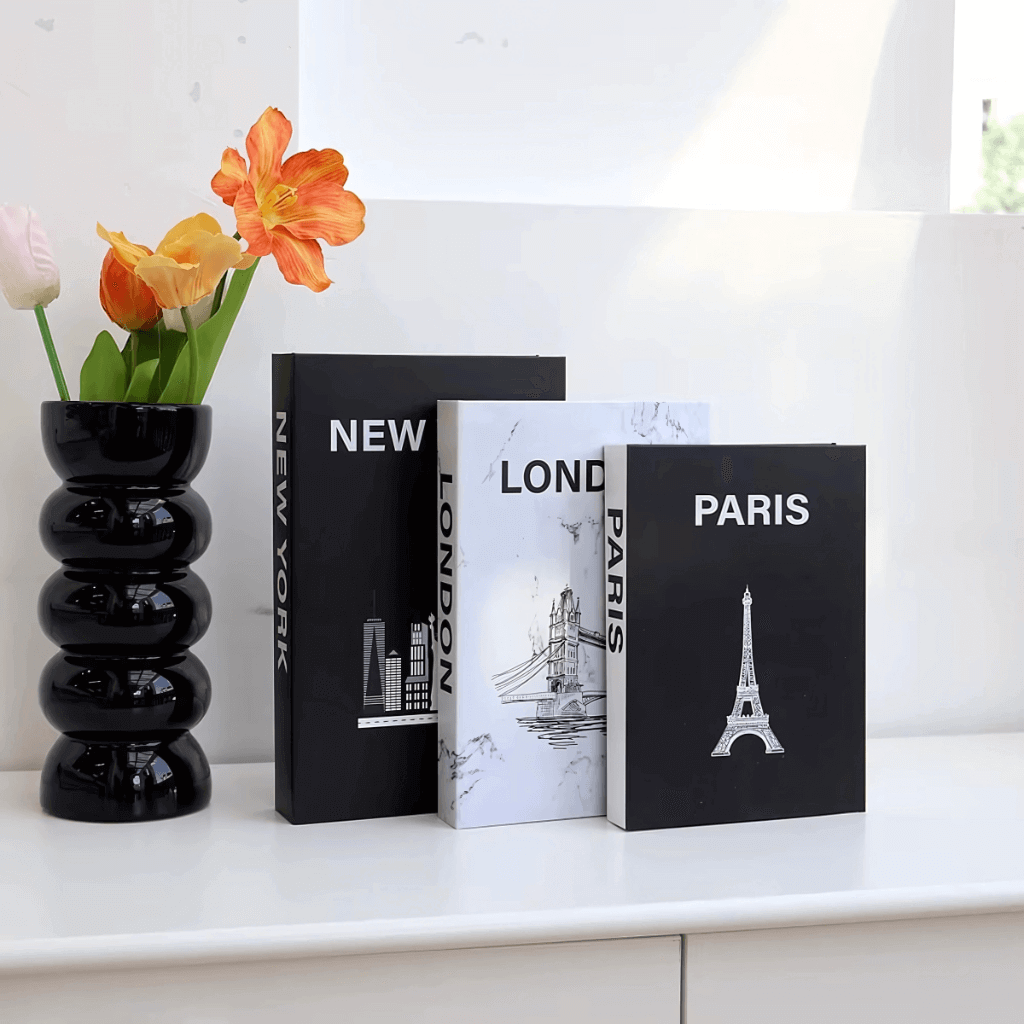 Conjunto de 3 caixas‑livro Paris London New York em preto e branco com espaço interno para organizar controles e acessórios