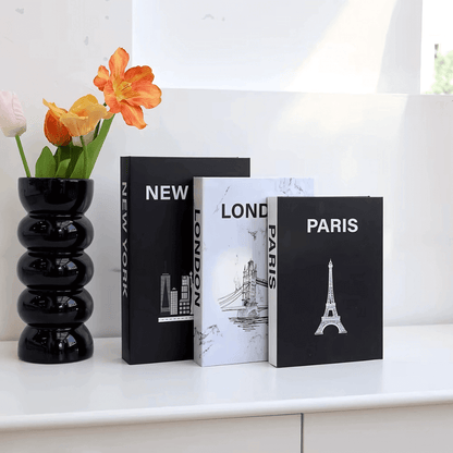 Conjunto de 3 caixas‑livro Paris London New York em preto e branco com espaço interno para organizar controles e acessórios