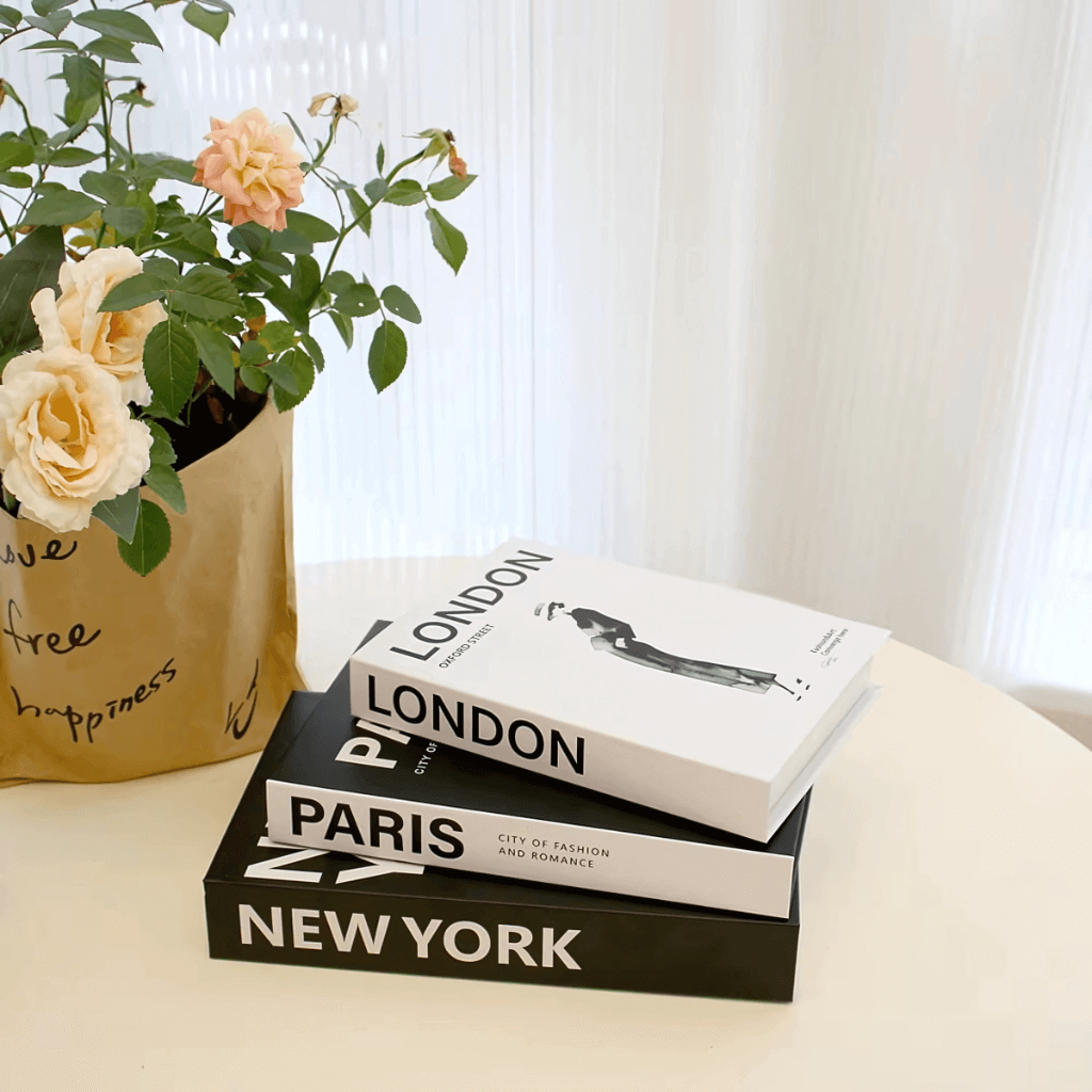 Caixa‑livro decorativa minimalista com capas urbanas e acabamento fosco para mesas de centro e estantes