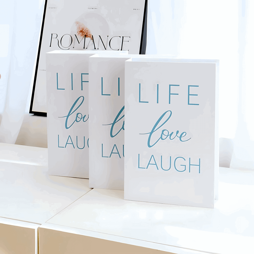 Caixas‑livro com compartimento interno e tipografia moderna, composição editorial no décor