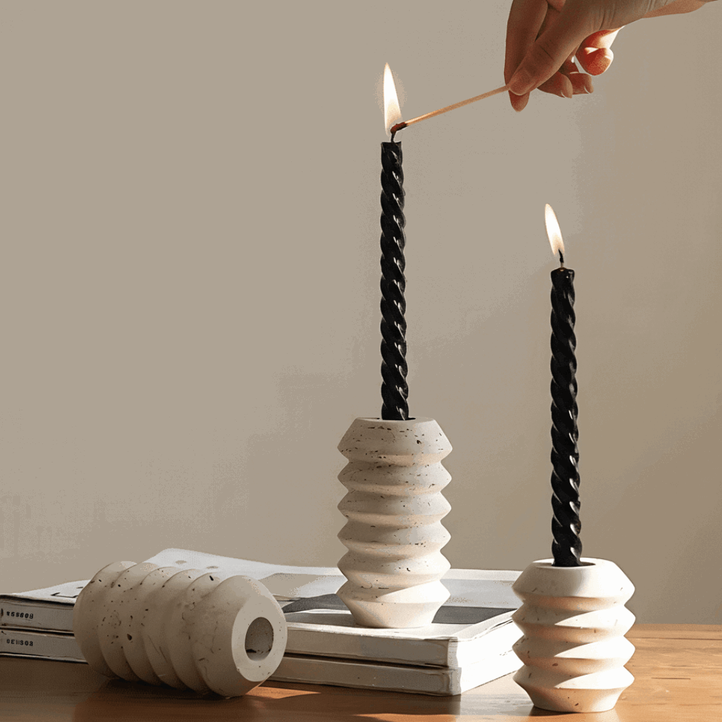 Castiçal de travertino tamanho P 6×7 cm com textura natural e base firme para jantar e aparador