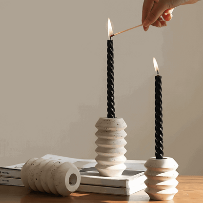 Castiçal de travertino tamanho P 6×7 cm com textura natural e base firme para jantar e aparador