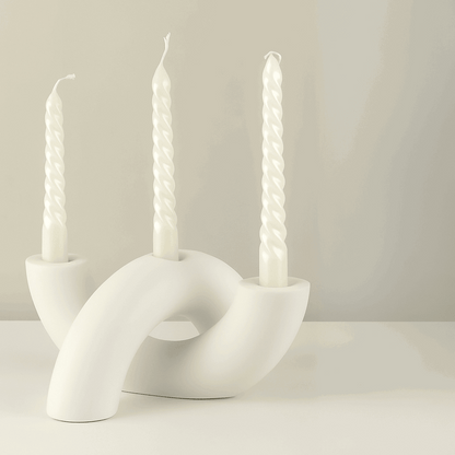 Castiçal em cerâmica formato arco 5 × 21,5 × 8,5 cm com furo 22 mm para vela cônica, design geométrico minimalista