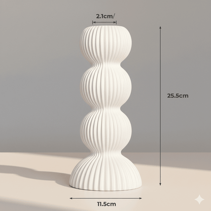 Castiçal geométrico em cerâmica preto tamanho P 8,5 × 19,5 cm com corpo estriado e alojamento para vela cônica 2,1 cm, design minimalista para mesas e aparadores