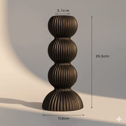 Castiçal geométrico em cerâmica branco tamanho P 8,5 × 19,5 cm, acabamento acetinado e encaixe 2,1 cm para dinner candle, peça contemporânea