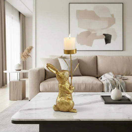 Castiçal de coelho estilo antigo sobre livros em decoração de aparador com luz quente.