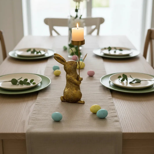 Decoração de páscoa castiçal coelho vintage em resina com vela acesa na mesa posta rústica.