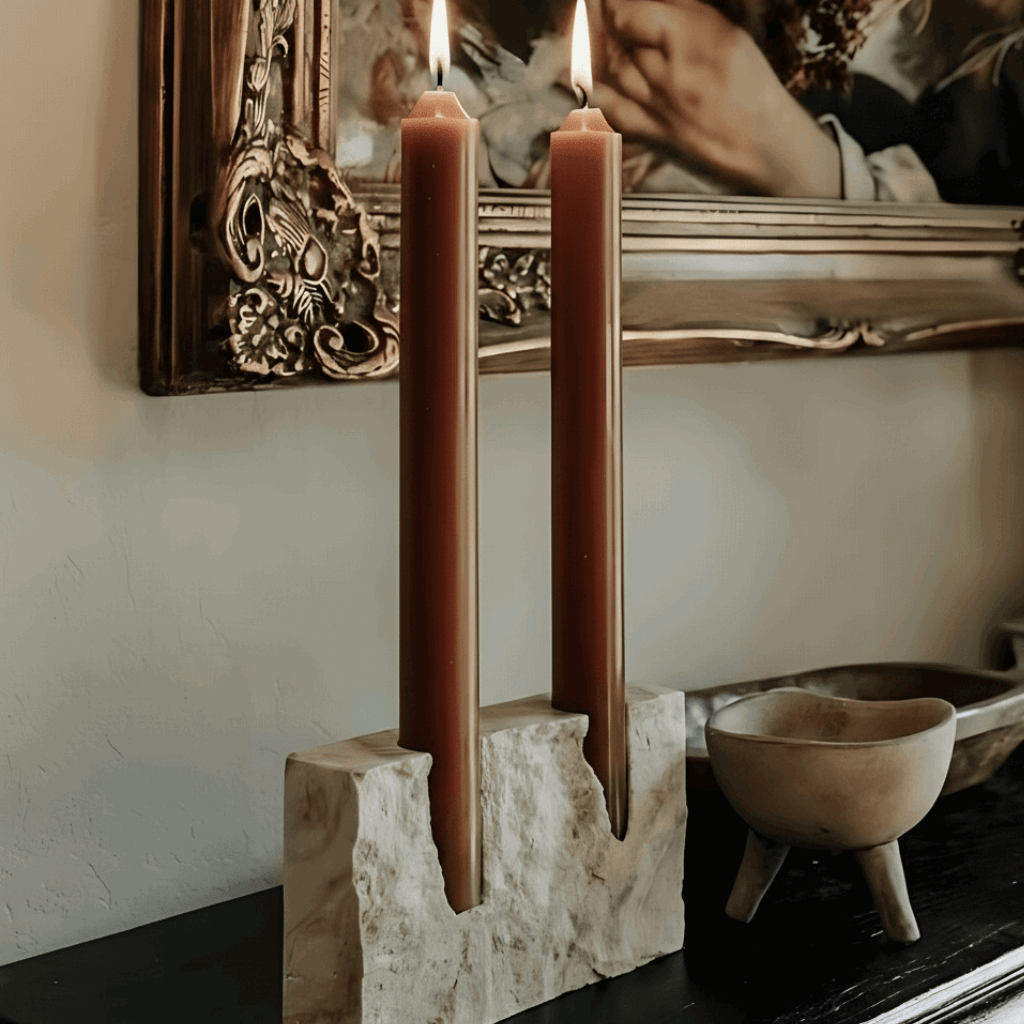 Castiçal duplo em travertino natural com alojamento para velas cônicas de 2 cm, peça minimalista para mesa e aparador