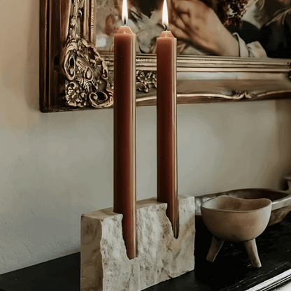Castiçal duplo em travertino natural com alojamento para velas cônicas de 2 cm, peça minimalista para mesa e aparador