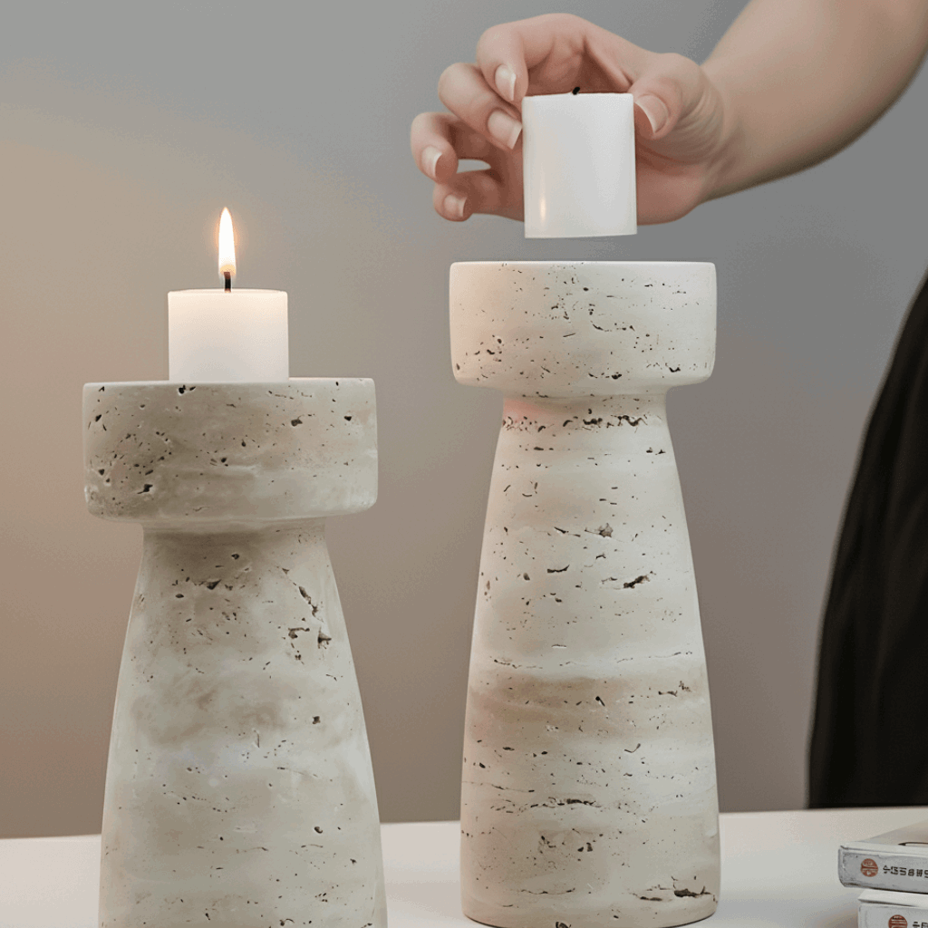 Castiçal travertino grande 8,5 × 22 cm, textura natural e base estável para composições elegantes