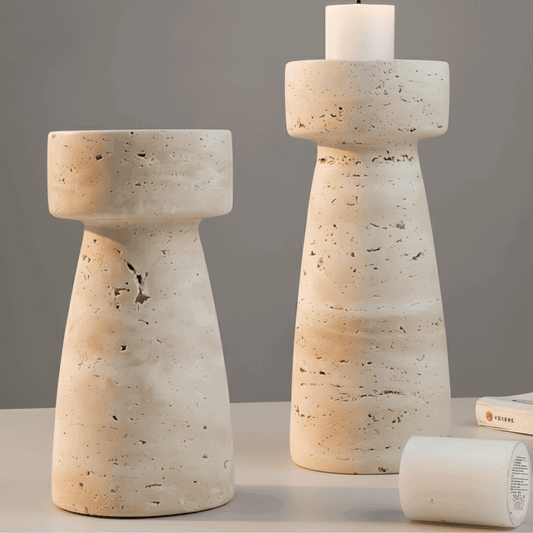 Castiçal em travertino pequeno 8,5 × 18 cm com alojamento ~9 cm para vela pilar, peça escultural