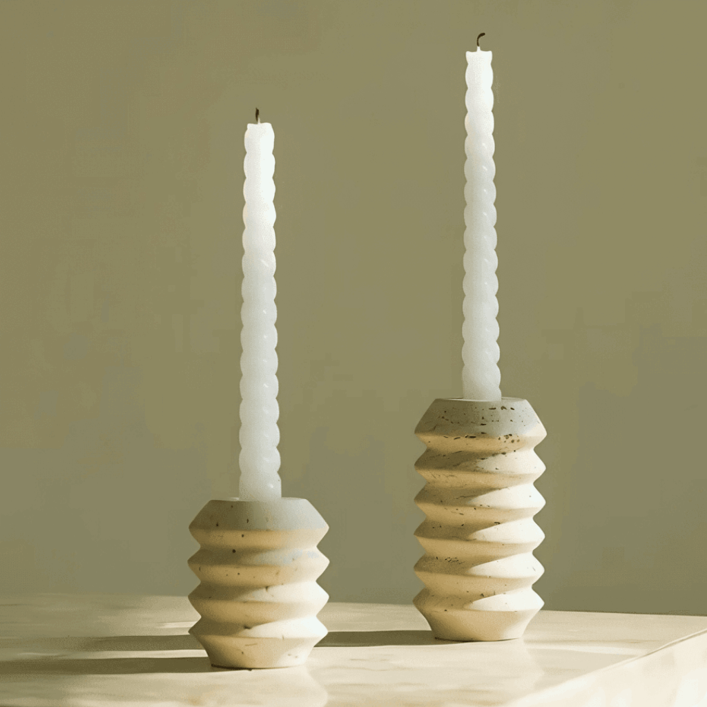 Castiçal em travertino tamanho G 6×11 cm com alojamento 2 cm para vela cônica, peça estável e elegante