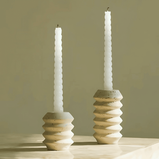 Castiçal em travertino tamanho G 6×11 cm com alojamento 2 cm para vela cônica, peça estável e elegante