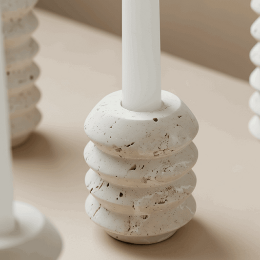 Detalhe do travertino com veios e poros autênticos em castiçal premium para velas 2 cm