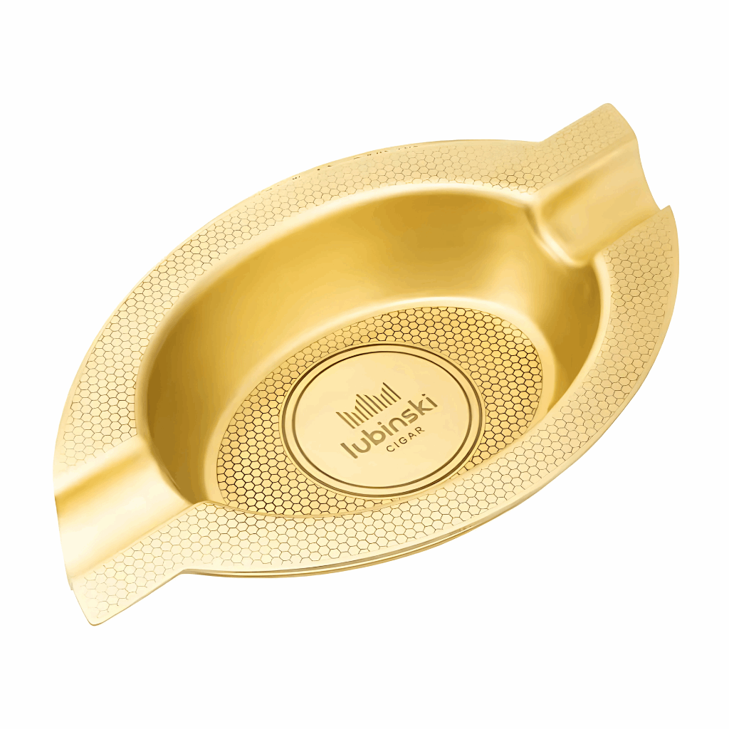 Detalhe do acabamento gravado no cinzeiro de charuto dourado Casa Vértice