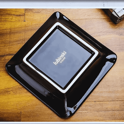 Cinzeiro luxo decorativo exclusivo na cor preta sobre mesa sofisticada