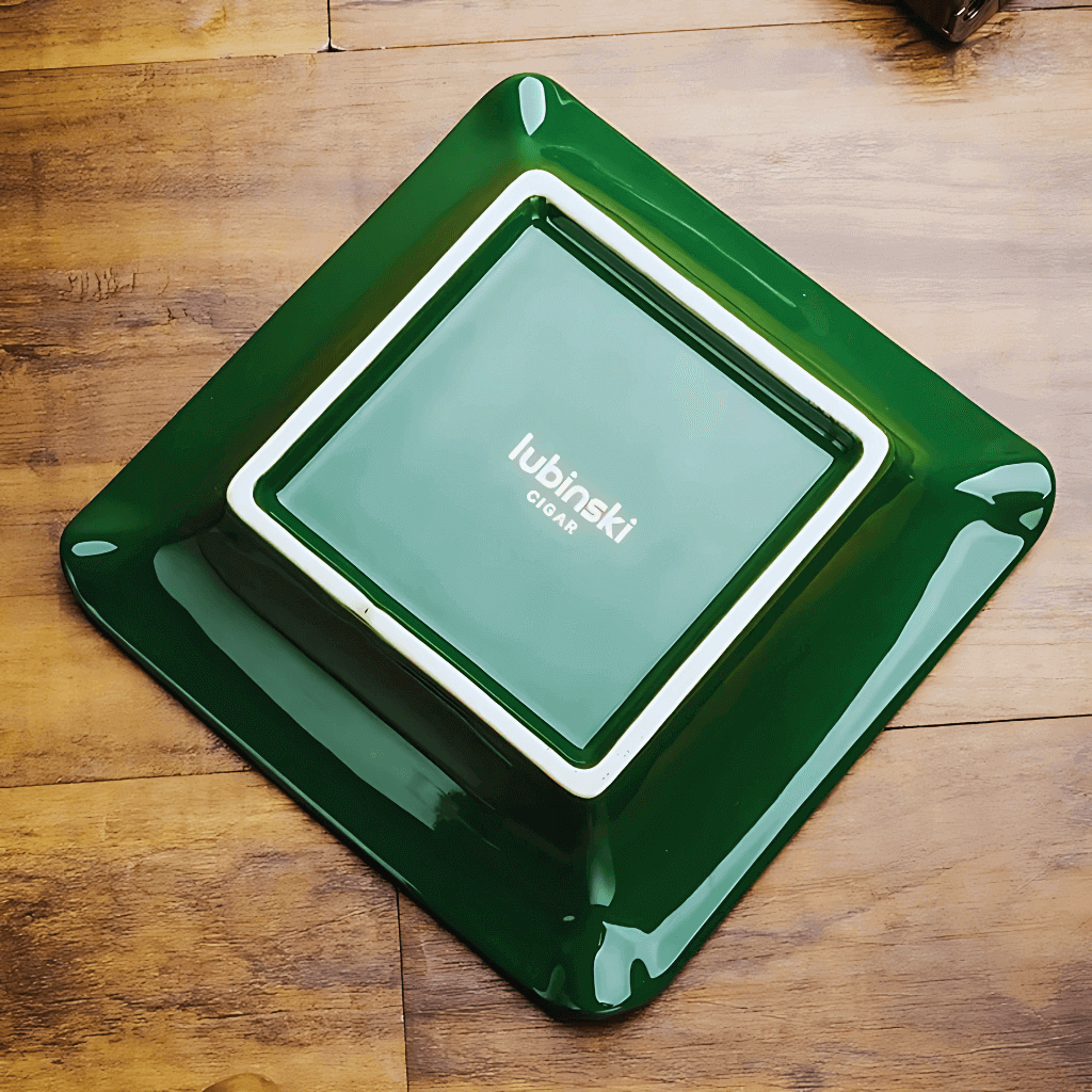 Cinzeiro luxo decorativo exclusivo na cor verde em ambiente elegante